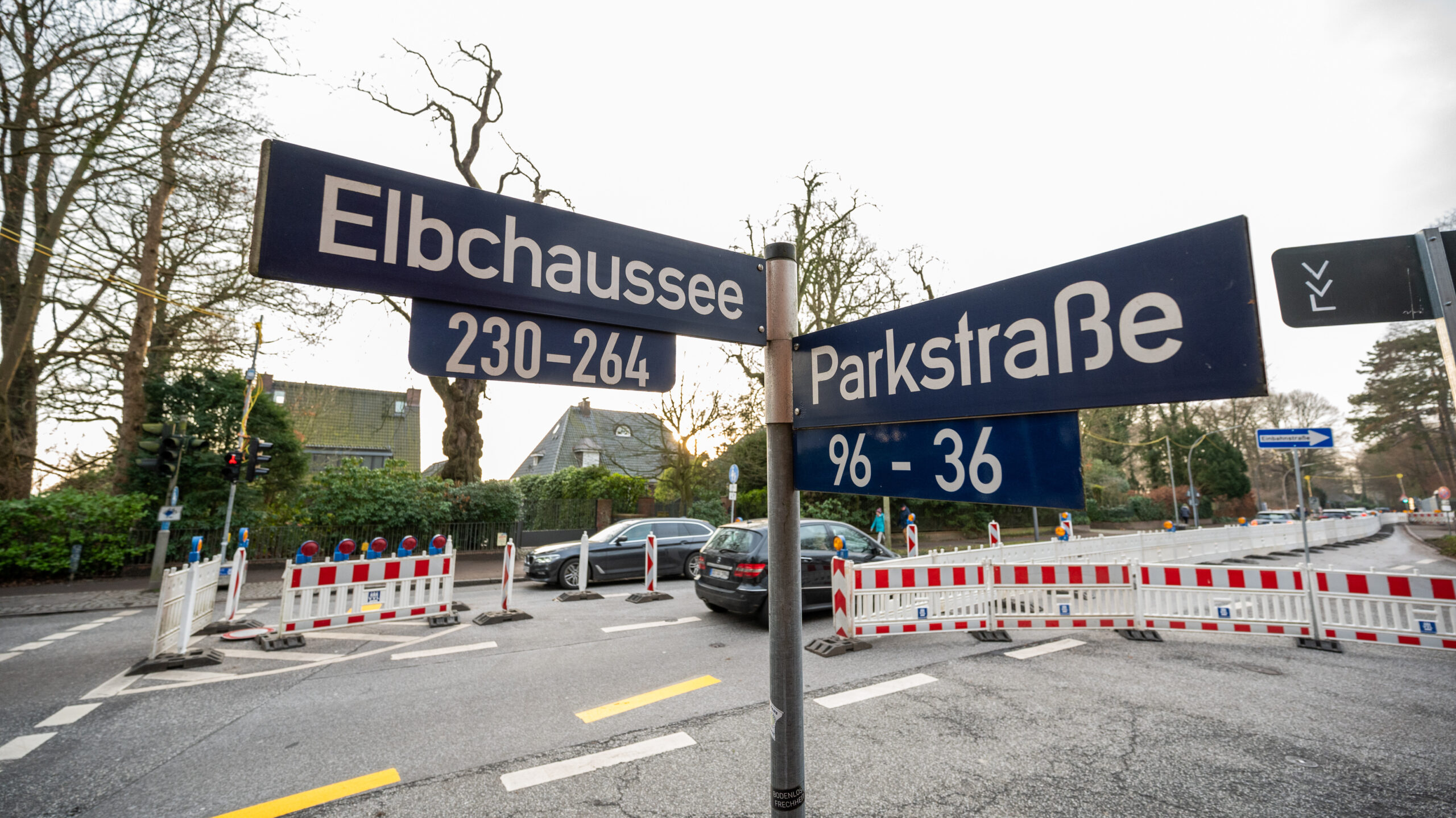 Baustellen-Absperrungen sind auf der Kreuzung Elbchaussee und Parkstraße aufgestellt.