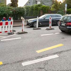 Baustellen-Absperrungen sind auf der Kreuzung Elbchaussee und Parkstraße aufgestellt.