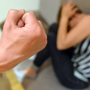 Ein Hamburger hat seine Lebensgefährtin mehrmals verprügelt. (Symbolbild)
