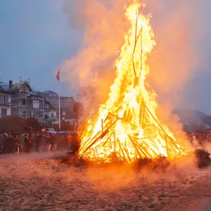 Ein Osterfeuer brennt am Elbstrand in Blankenese.