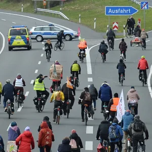 Fahrradfahrer demonstrieren auf der gesperrten BAB 39 in Braunschweig für die Verkehrswende.