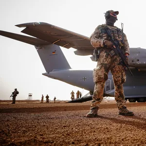 Bundeswehrsoldaten sichern in Tillia während des Besuchs der deutschen Verteidigungsministerin den Airbus A400M der Luftwaffe.