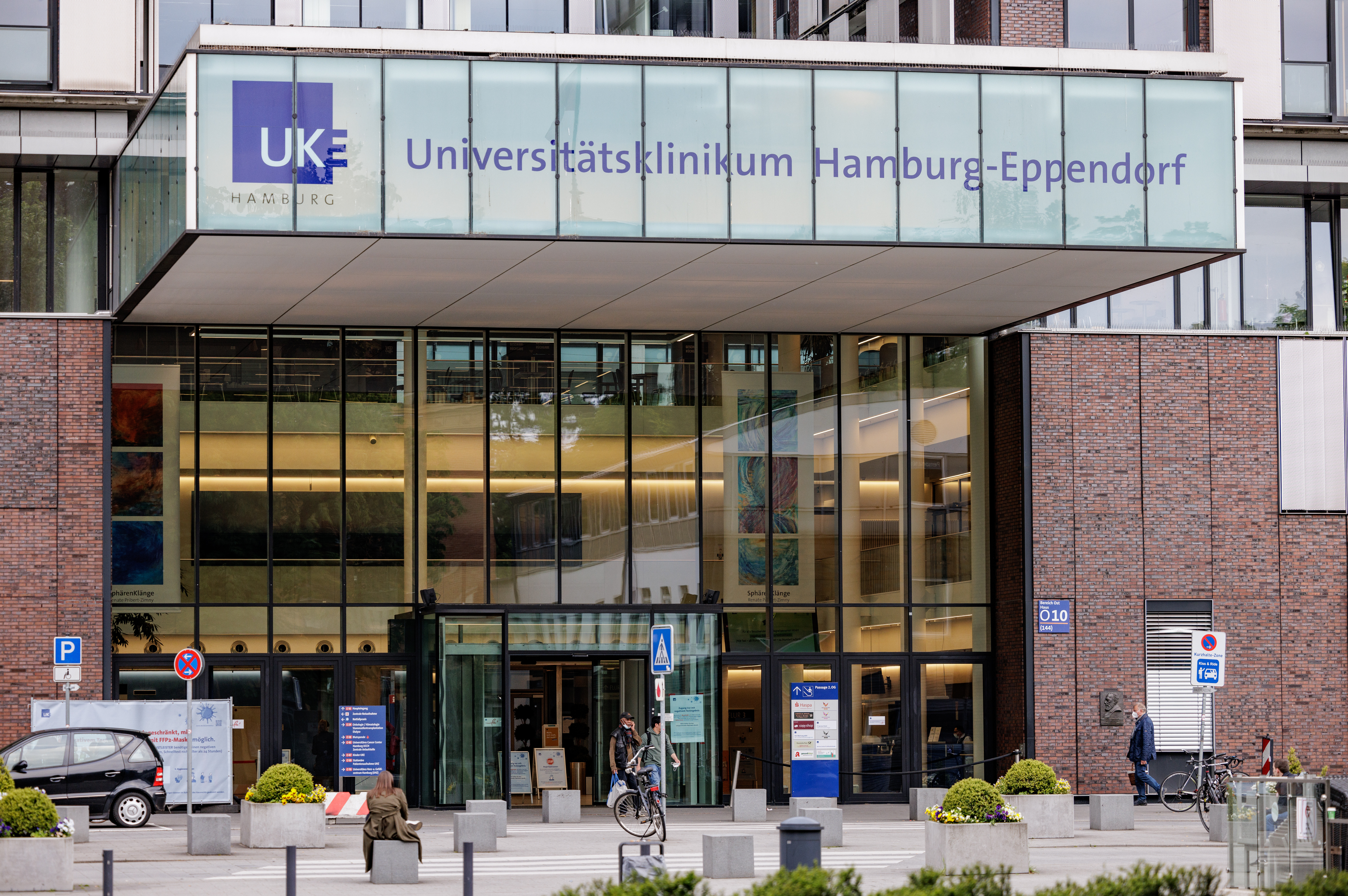 Der Haupteingang des UKE - Universitätsklinikum Hamburg-Eppendorf - wird durch Neonröhren beleuchtet. (Archivbild)