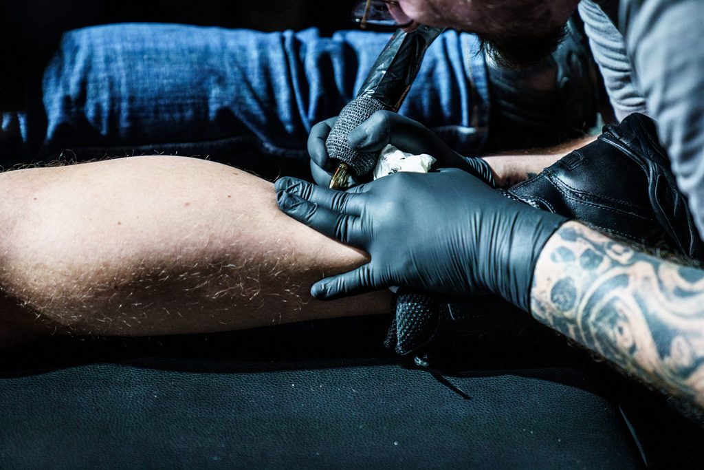 Ein Donots-Fan wird im laufenden Konzert tätowiert