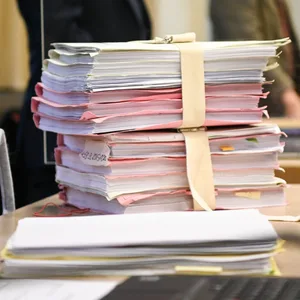 Die Angeklagte soll Informationen über Ermittlungsverfahren, Anklageschriften und Haftdaten weitergegeben haben (Symbolfoto).