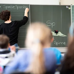 Lehrerin an Grundschule