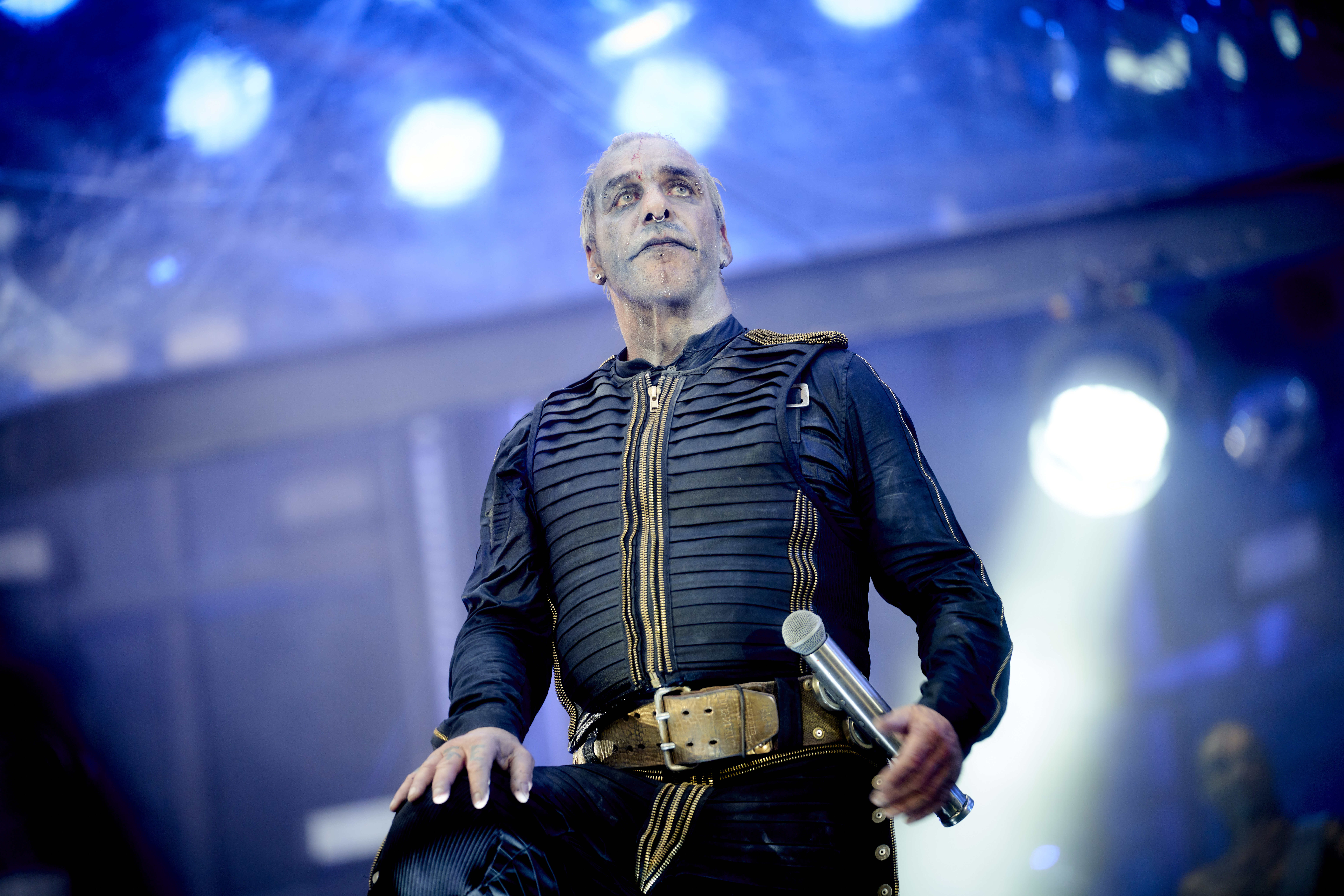 Till Lindemann, Sänger der Band Rammstein, auf der Bühne im Volksparkstadion bei einem Konzert der "Europa Stadion Tour 2022".