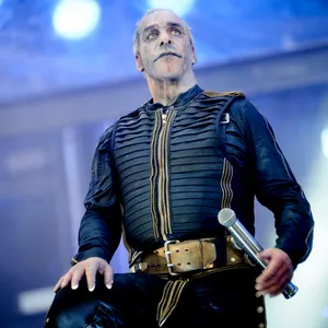 Till Lindemann, Sänger der Band Rammstein, auf der Bühne im Volksparkstadion bei einem Konzert der "Europa Stadion Tour 2022".