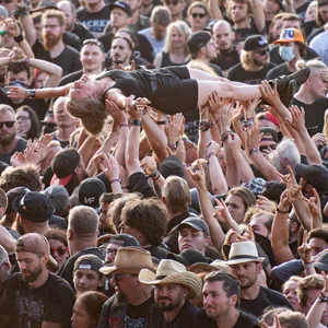 Festivalbesucher werden beim Wacken Open Air Festival beim Crowdsurfen über die Menge getragen.