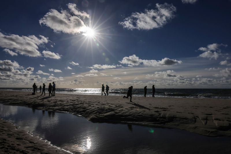 Spaziergänger am Strand von Westerland (Sylt)