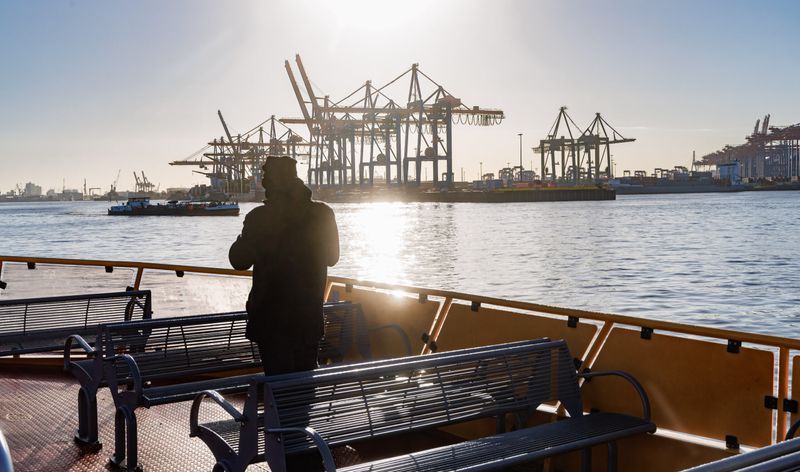 Die Sonne auf der Elbe genießen? In Hamburg geht das auf den Fähren der Hadag.