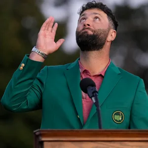 Masters-Champion Jon Rahm schaut bei seiner Siegesrede in den Himmel