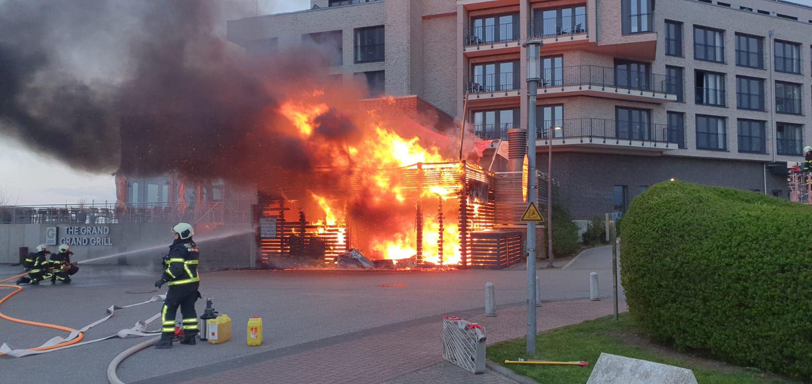 Das Feuer brach auf der Restaurantterrasse aus, die bei Ankunft der Einsatzkräfte in Vollbrand stand.