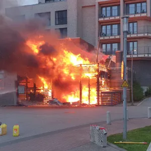 Das Feuer brach auf der Restaurantterrasse aus, die bei Ankunft der Einsatzkräfte in Vollbrand stand.