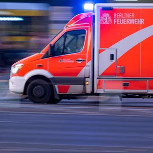 Rettungswagen im Einsatz (Symbolbild).