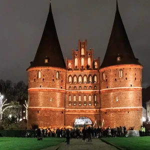 Abends erstrahlt es wieder: das Lübecker Holstentor. (Archivbild)