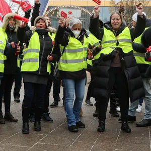 Verdi hat Beschäftigte von Ikea zum Warnstreik aufgerufen. (Archivbild)