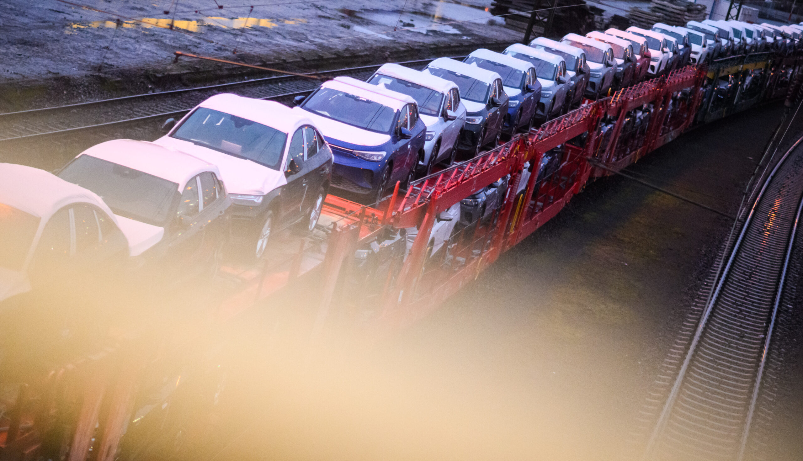 Neuwagen von Volkswagen stehen auf einem Autozug am Güterbahnhof Seelze in der Region Hannover.