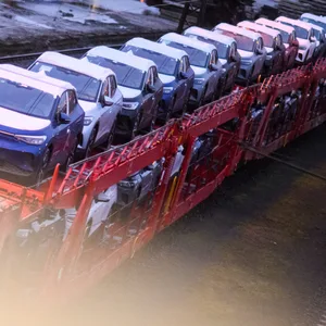 Neuwagen von Volkswagen stehen auf einem Autozug am Güterbahnhof Seelze in der Region Hannover.