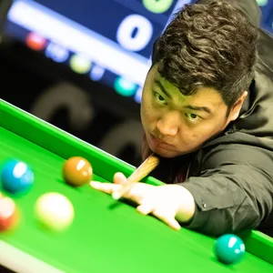 Yan Bingtao, Snookerspieler aus China, in Aktion