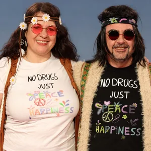 Klaus Holetschek (CSU), bayerischer Gesundheitsminister, und seine Frau Birgit kommen zur Livesendung des Bayerischen Rundfunks "Fastnacht in Franken"