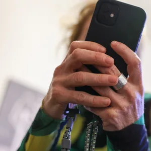 Frau hält ein Handy in der Hand