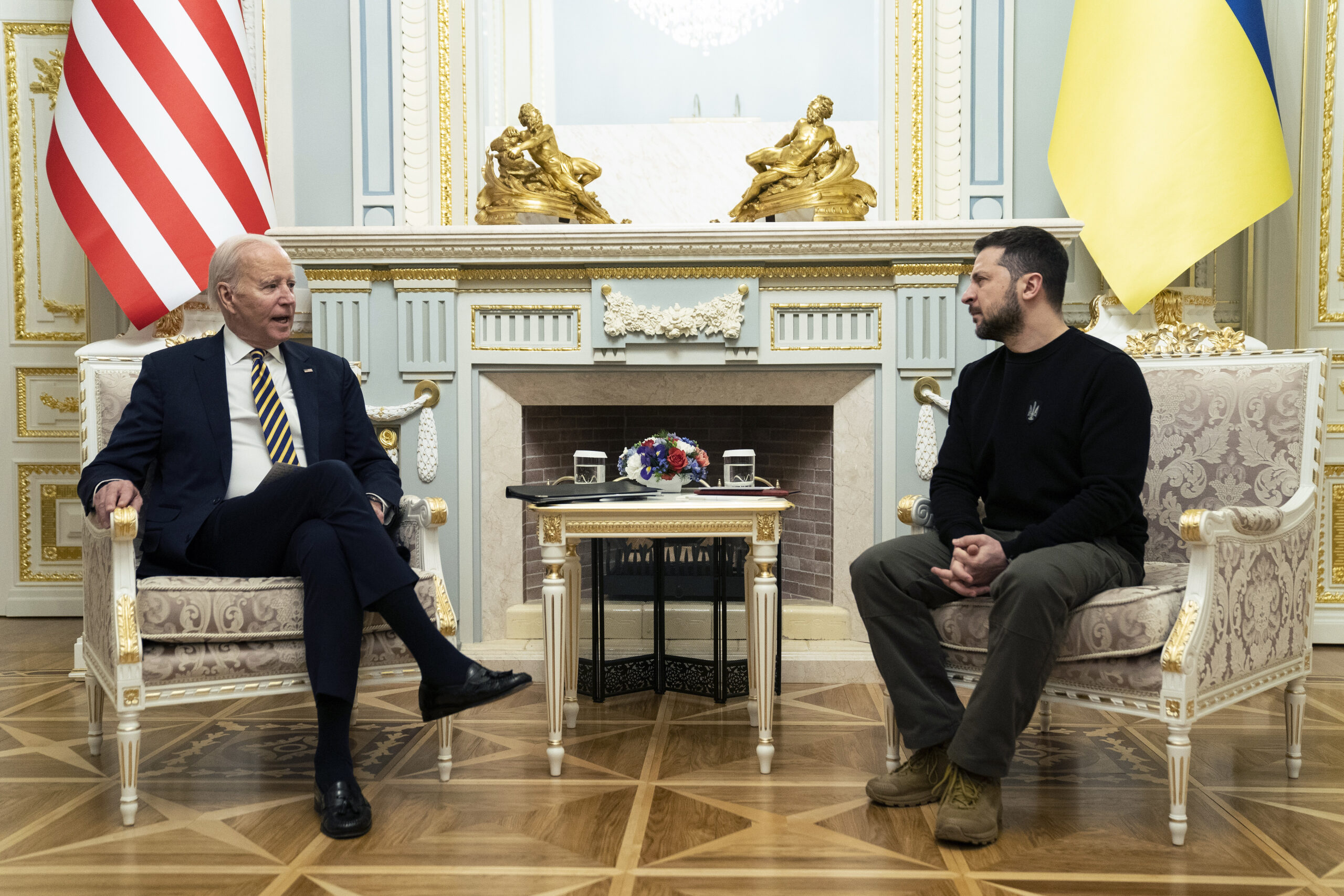 Joe Biden, Präsident der USA, sitzt mit Wolodymyr Selenskyj, Präsident der Ukraine, bei einem Treffen im Mariinsky-Palast zusammen