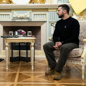 Joe Biden, Präsident der USA, sitzt mit Wolodymyr Selenskyj, Präsident der Ukraine, bei einem Treffen im Mariinsky-Palast zusammen