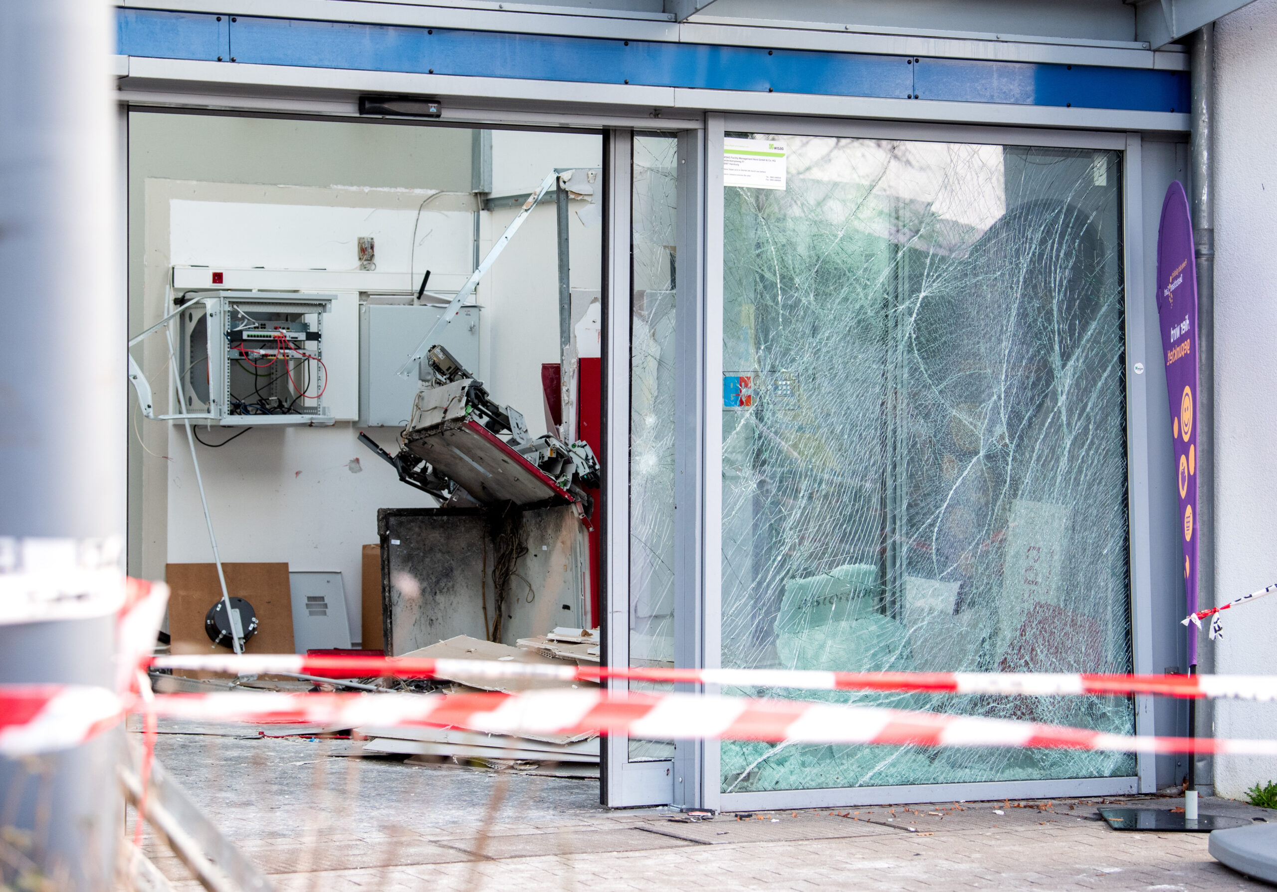 Ein stark beschädigter Geldautomat steht im Stadtteil Lohbrügge im Eingangsbereich eines Einkaufszentrums