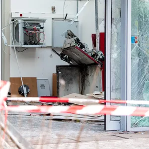 Ein stark beschädigter Geldautomat steht im Stadtteil Lohbrügge im Eingangsbereich eines Einkaufszentrums