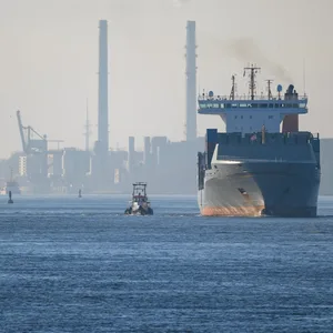 Mehrere Schiffe sind auf der Elbe vor dem Heizkraftwerk Wedel unterwegs.