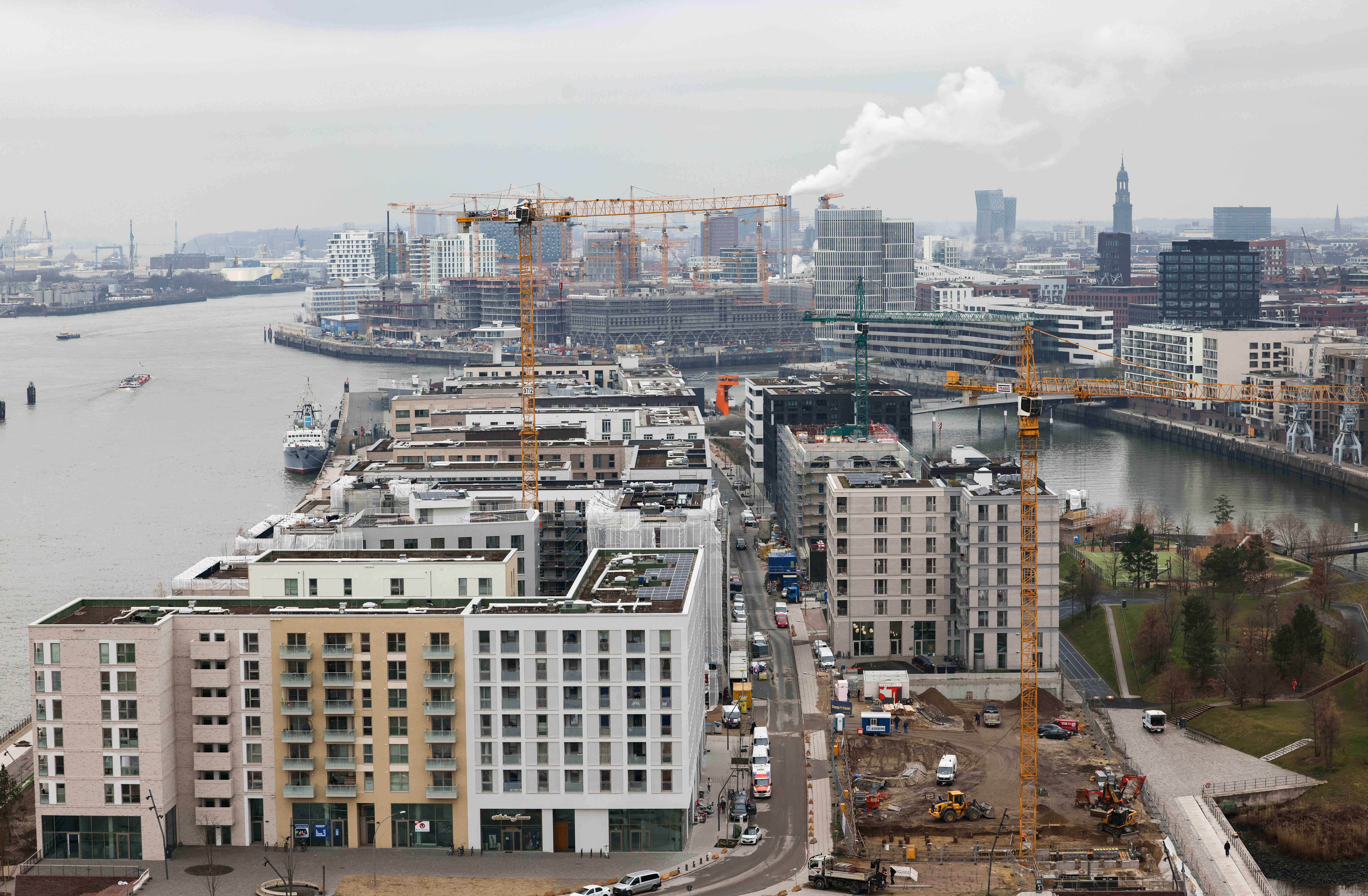 Fertige Wohnhäuser und Baustellen sind am Baakenhafen in der Hafencity zu sehen.
