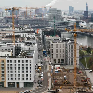 Fertige Wohnhäuser und Baustellen sind am Baakenhafen in der Hafencity zu sehen.