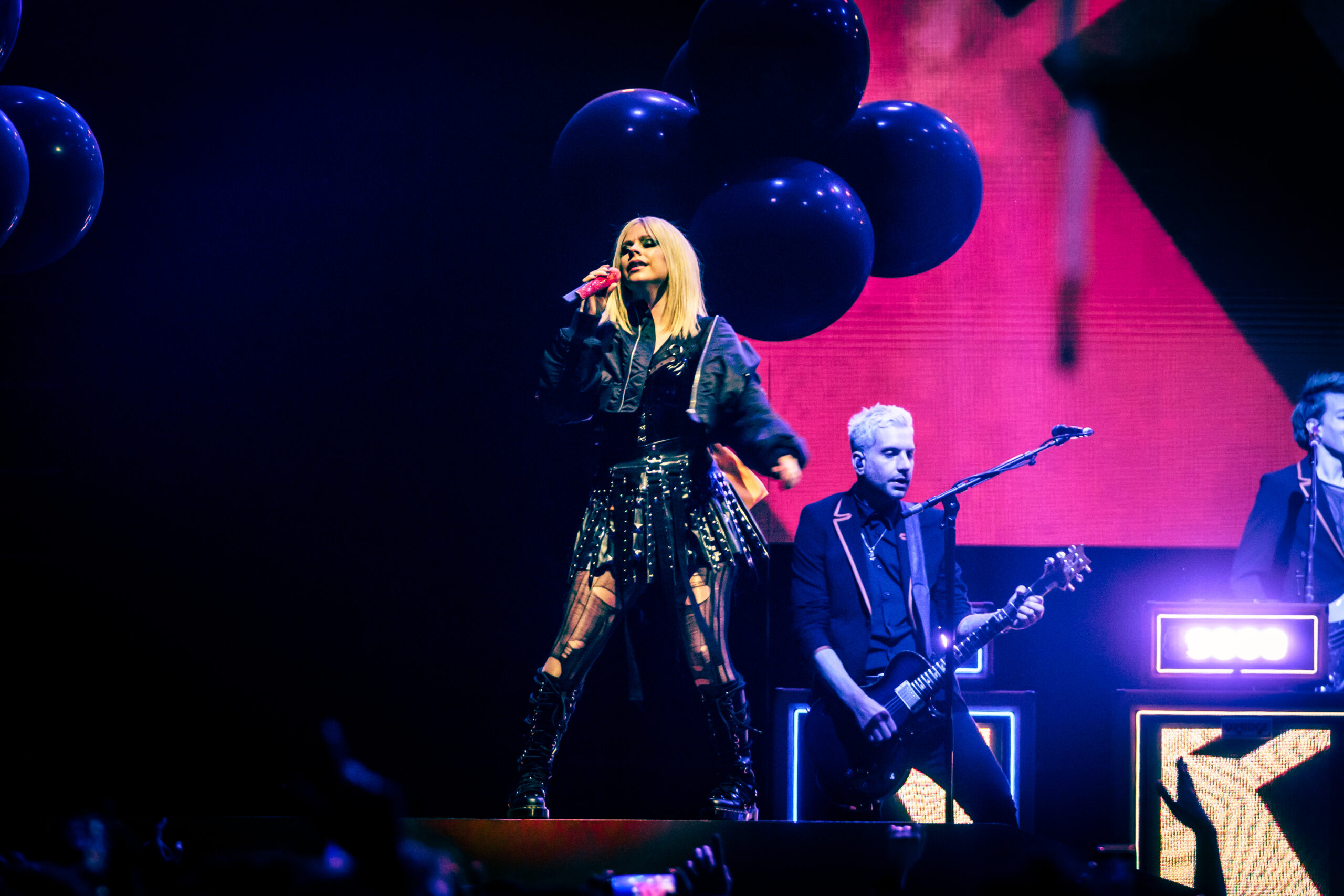 Sie hat's immer noch drauf: Avril Lavigne, mittlerweile 38 Jahre alt, rockte am Montagabend die Sporthalle Hamburg.