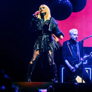 Sie hat's immer noch drauf: Avril Lavigne, mittlerweile 38 Jahre alt, rockte am Montagabend die Sporthalle Hamburg.