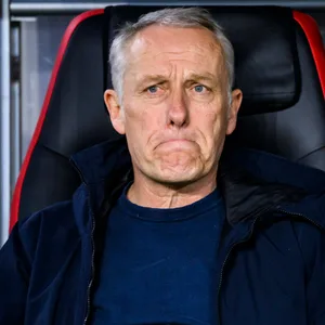 Freiburgs Christian Streich macht einen traurigen Eindruck