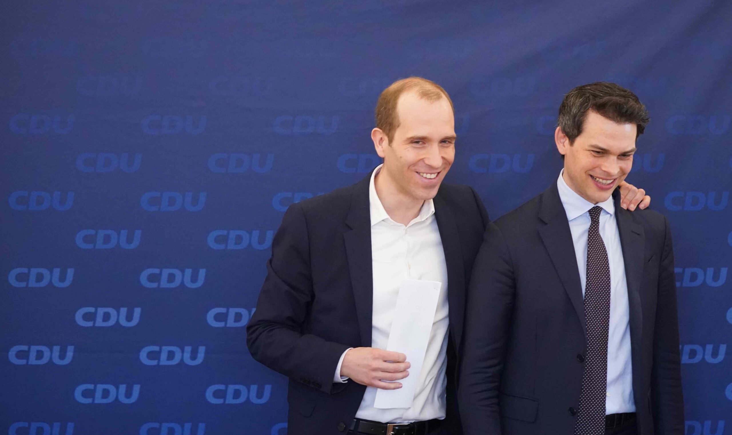 Dennis Thering (l), Fraktionsvorsitzender der CDU in der Hamburgischen Bürgerschaft, steht neben Christoph Ploß, Parteivorsitzender der CDU Hamburg, nach einer Pressekonferenz in der CDU-Landesgeschäftsstelle.