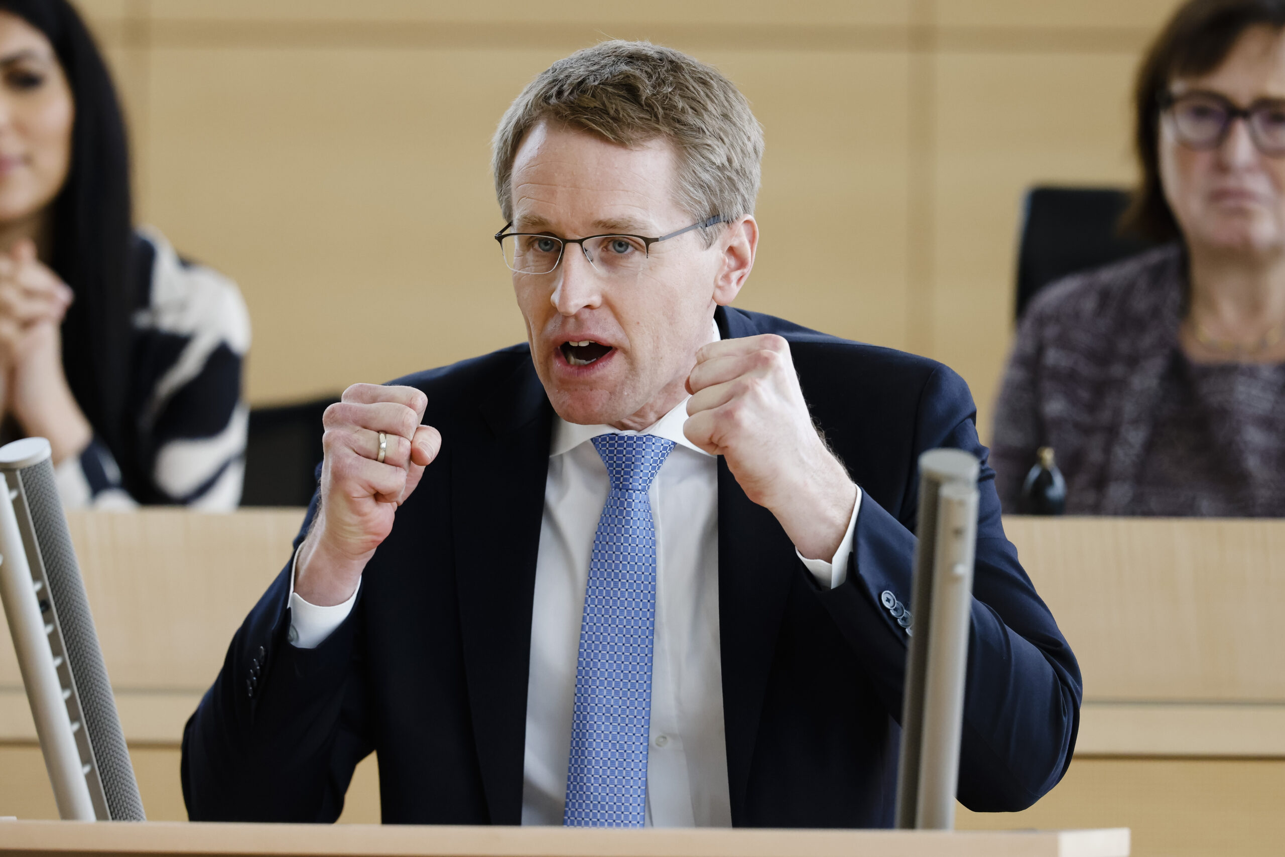Daniel Günther (CDU), Ministerpräsident von Schleswig-Holstein, spricht während einer Debatte.