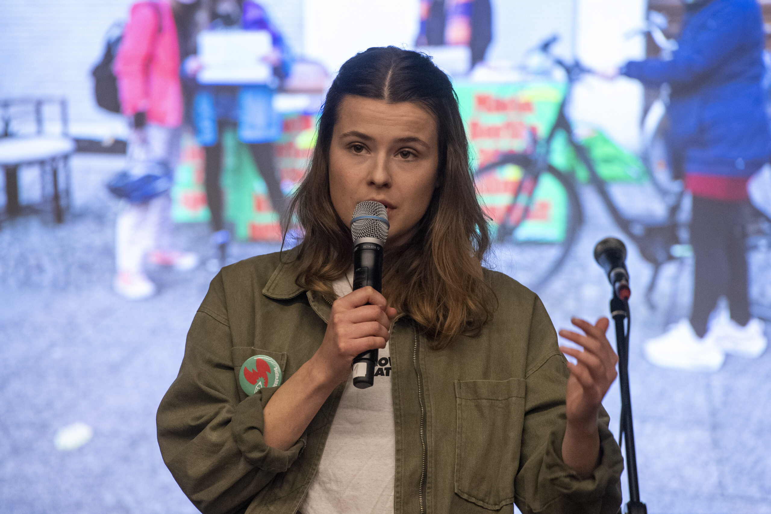 Luisa Neubauer, Fridays for Future, spricht bei der Wahlparty des Bündnisses "Berlin 2030 Klimaneutral" nach dem Scheitern des Volksentscheids