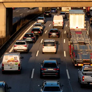 Die Auswirkungen des erhöhten Reiseverkehrs haben am Karfreitag in Hamburg mancherorts zu stockendem Verkehr geführt.