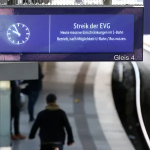 Leere Bahnsteige und Anzeigetafeln mit der Aufschrift „Streik der EVG“ sind am Hamburger Hauptbahnhof zu sehen.