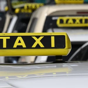 Taxis stehen in der Innenstadt vor dem Hauptbahnhof.