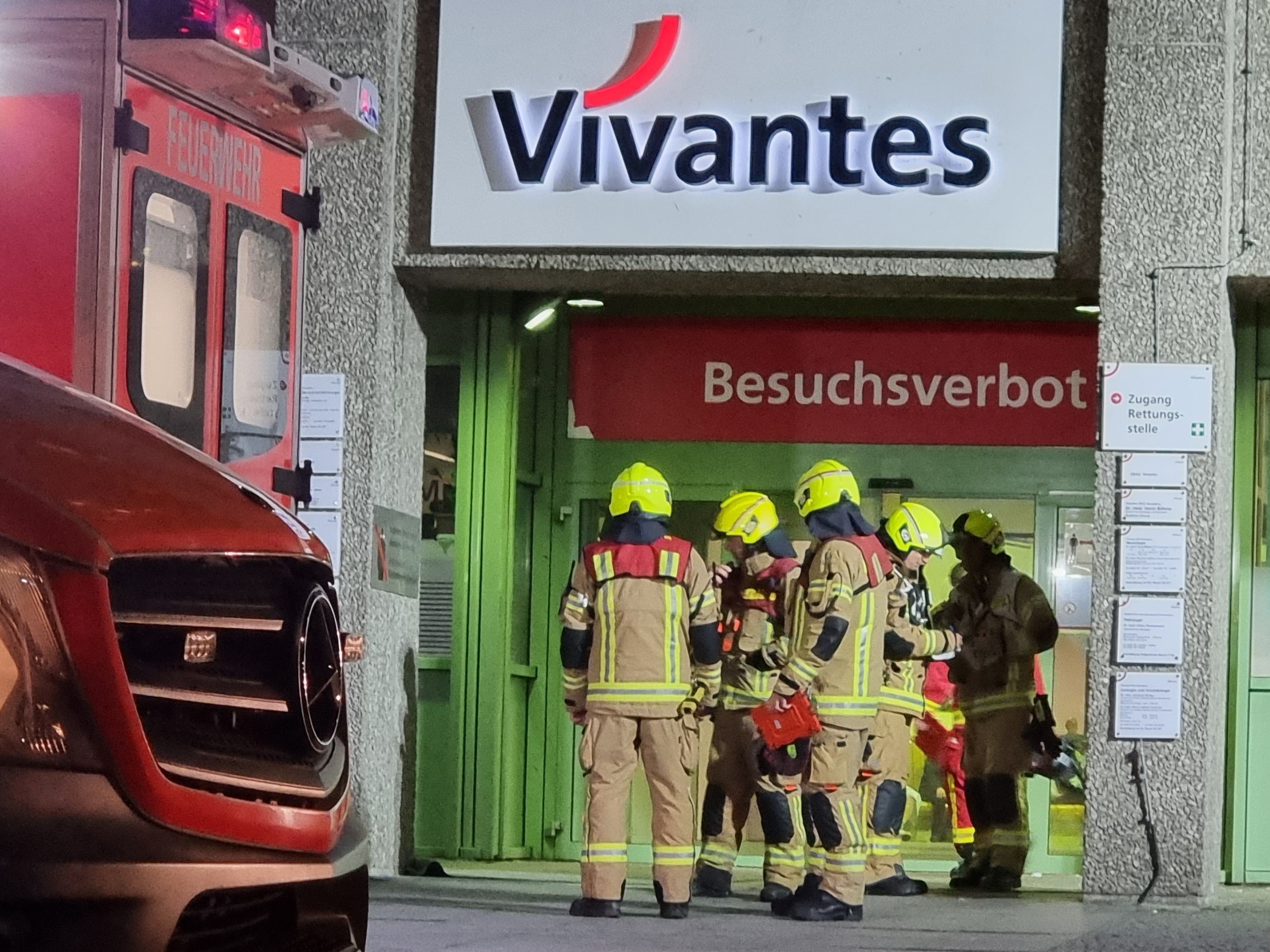 Feuerwehrleute sind am Berliner Klinikum am Urban im Einsatz.