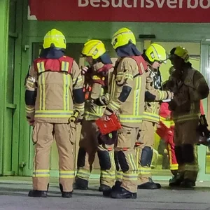 Feuerwehrleute sind am Berliner Klinikum am Urban im Einsatz.