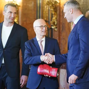 Hamburgs Erster Bürgermeister Peter Tschentscher (SPD) zwischen Vitali (r.) und Wladimir Klitschko.