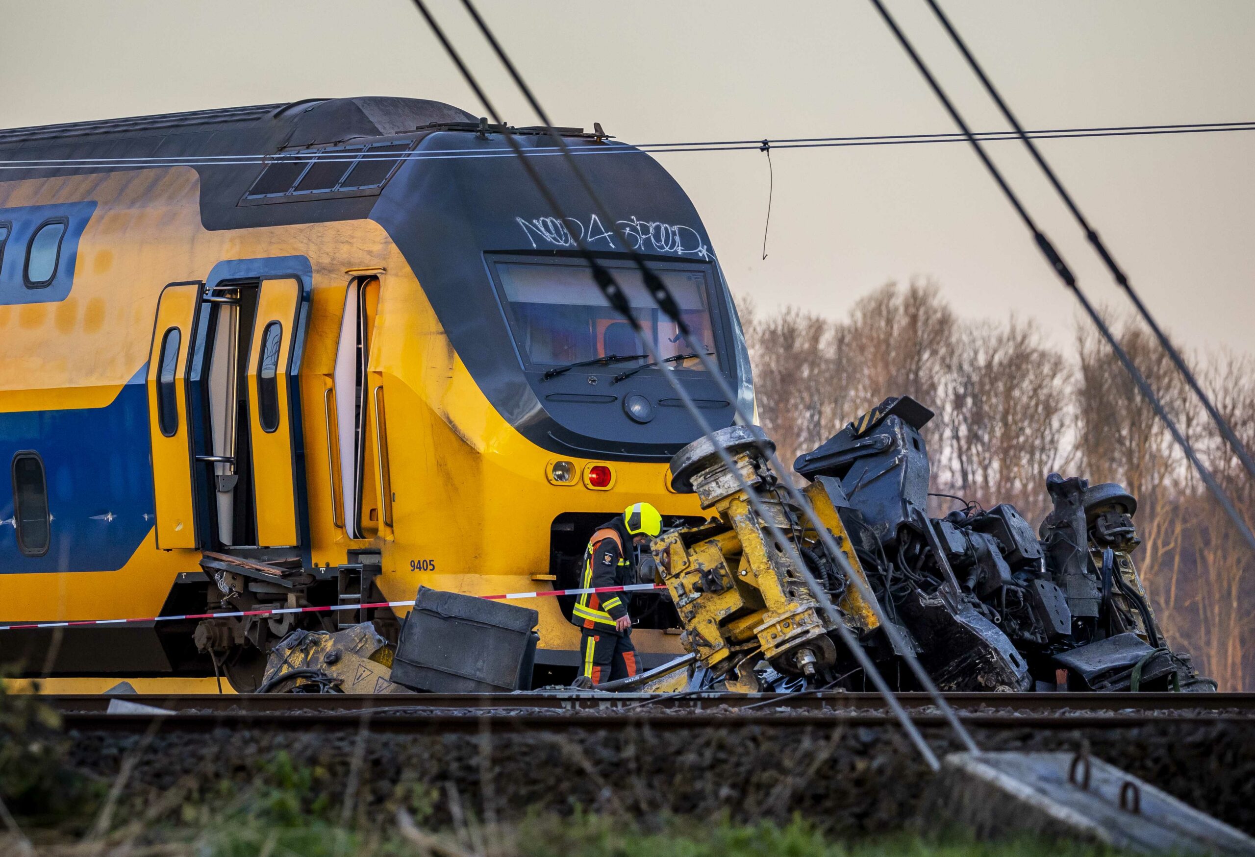 Zugunglück in den Niederlanden: Einsatzkräfte stehen an dem vom Personenzug gerammten Baukran