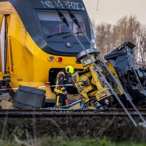 Zugunglück in den Niederlanden: Einsatzkräfte stehen an dem vom Personenzug gerammten Baukran