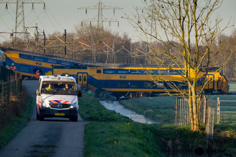 Teile des Zugs entgleisten und wurden auf ein Feld neben der Strecke geschleudert