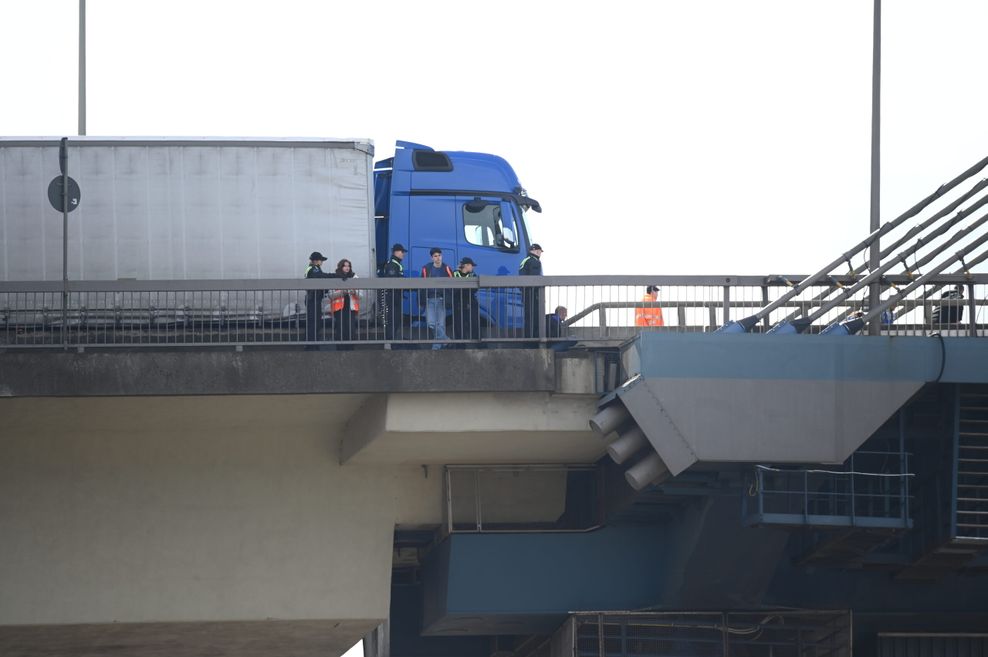 Klimaaktivisten haben erneut die Köhlbrandbrücke blockiert.