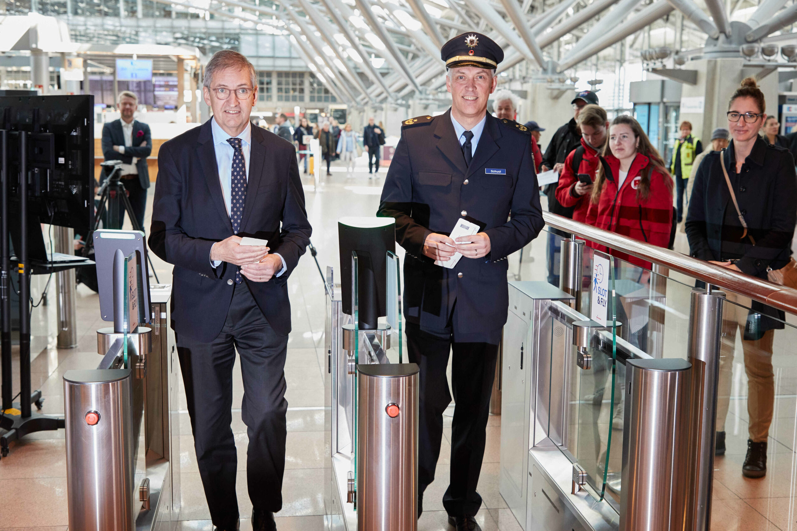 Michael Eggenschwiler (l.), Vorsitzender der Geschäftsführung des Hamburg Airport, und Michael Schuol, Präsident der Bundespolizeidirektion Hannover, am „Slot & Fly“-Durchgang